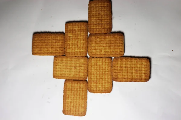 白色背景的美味而健康的褐色饼干 — 图库照片