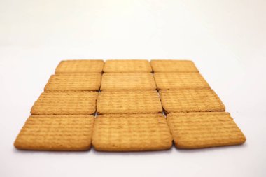 Beyaz arka planda lezzetli ve sağlıklı kahverengi renkli bisküvi.