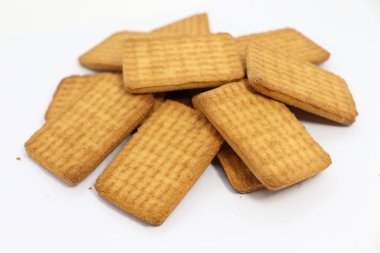 Beyaz arka planda lezzetli ve sağlıklı kahverengi renkli bisküvi.