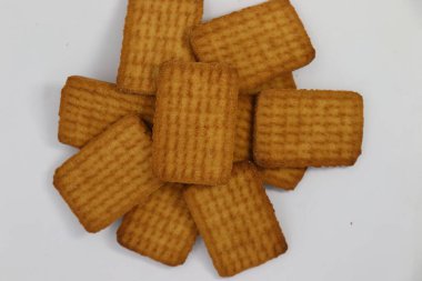 Beyaz arka planda lezzetli ve sağlıklı kahverengi renkli bisküvi.