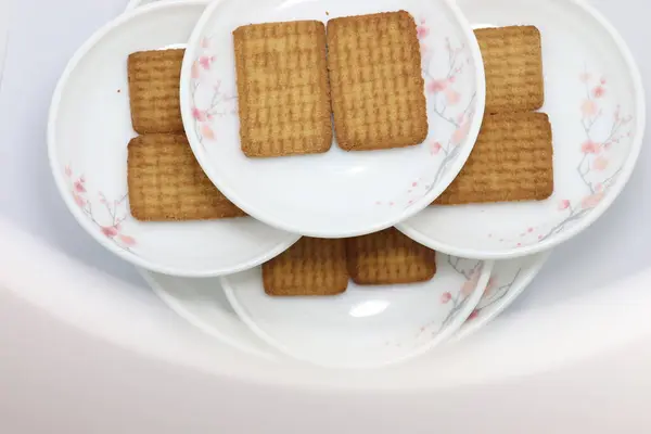 碗上的美味而健康的褐色饼干 — 图库照片