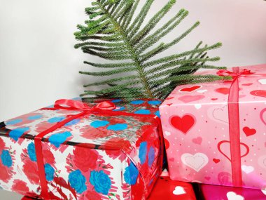 Beyaz arka planda yaprak olan Noel hediyesi kutusu stoğu