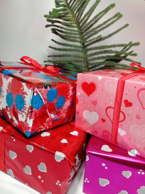 Beyaz arka planda yaprak olan Noel hediyesi kutusu stoğu