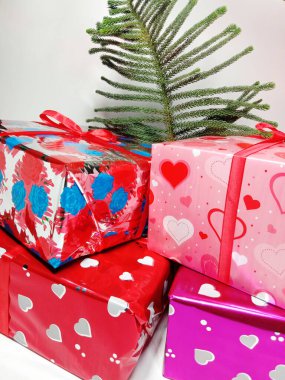 Beyaz arka planda yaprak olan Noel hediyesi kutusu stoğu