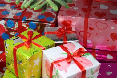 Beyaz arka planda yaprak olan Noel hediyesi kutusu stoğu