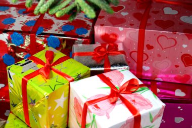 Beyaz arka planda yaprak olan Noel hediyesi kutusu stoğu