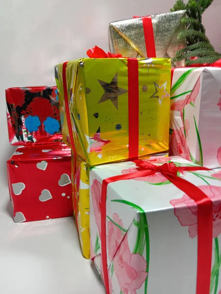 Різдвяна Подарункова Коробка Листом Білому Тлі — стокове фото