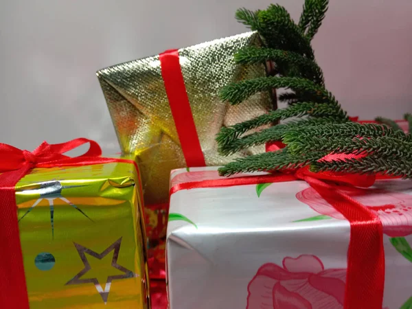 Caixa Presente Natal Estoque Com Folha Fundo Branco — Fotografia de Stock