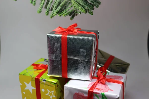 Boîte Cadeau Noël Stock Avec Feuille Sur Fond Blanc — Photo