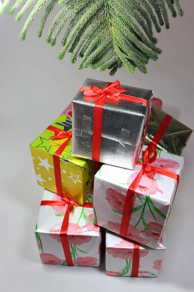 Caixa Presente Natal Estoque Com Folha Fundo Branco — Fotografia de Stock