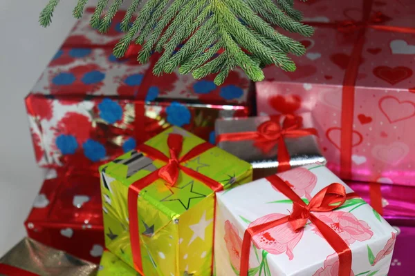 Caixa Presente Natal Estoque Com Folha Fundo Branco — Fotografia de Stock