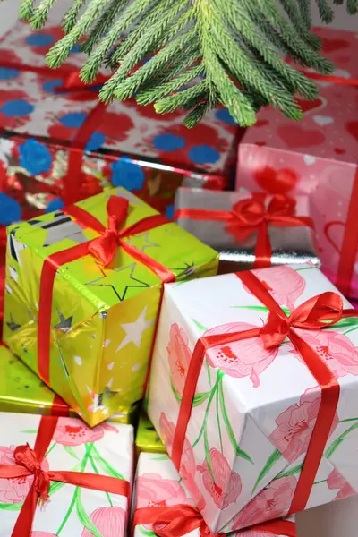 Boîte Cadeau Noël Stock Avec Feuille Sur Fond Blanc — Photo