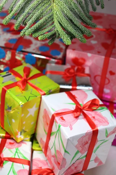 Boîte Cadeau Noël Stock Avec Feuille Sur Fond Blanc — Photo