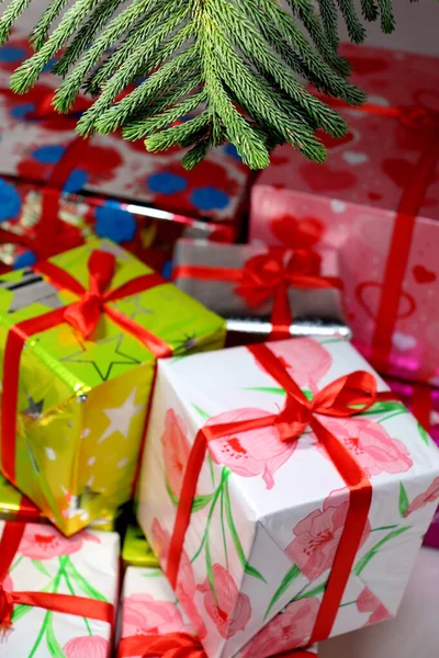 Boîte Cadeau Noël Stock Avec Feuille Sur Fond Blanc — Photo