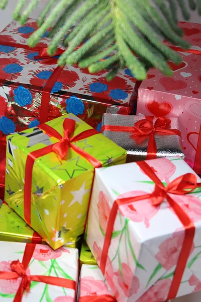 Caixa Presente Natal Estoque Com Folha Fundo Branco — Fotografia de Stock