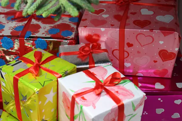 Boîte Cadeau Noël Stock Avec Feuille Sur Fond Blanc — Photo