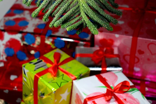 Caixa Presente Natal Estoque Com Folha Fundo Branco — Fotografia de Stock