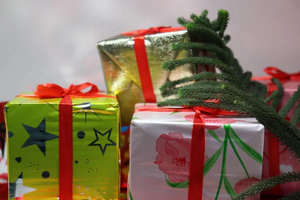 Boîte Cadeau Noël Stock Avec Feuille Sur Fond Blanc — Photo