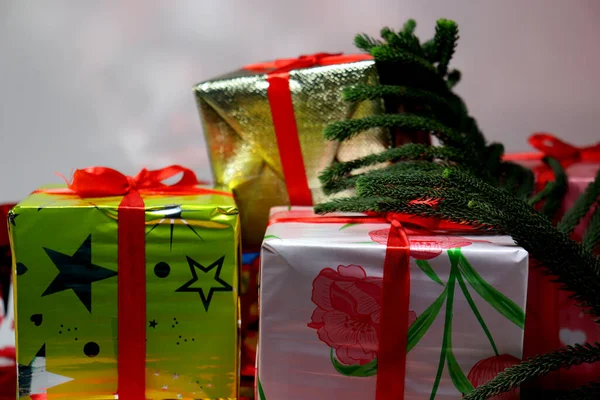 Caixa Presente Natal Estoque Com Folha Fundo Branco — Fotografia de Stock