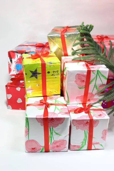 Різдвяна Подарункова Коробка Листом Білому Тлі — стокове фото