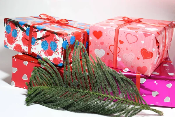 Caixa Presente Natal Estoque Com Folha Fundo Branco — Fotografia de Stock