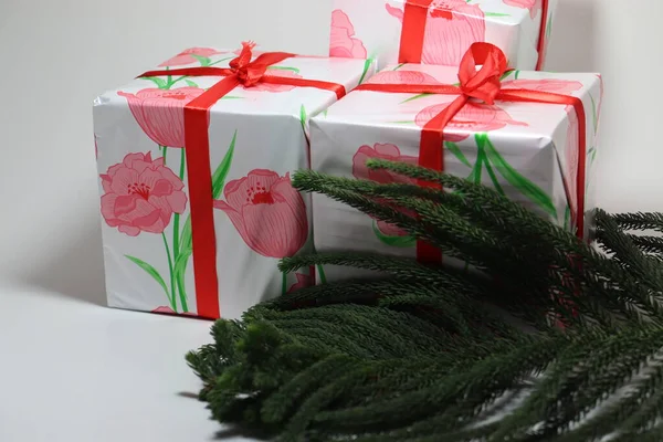 Primer Plano Caja Regalo Navidad Con Hoja Sobre Fondo Blanco —  Fotos de Stock