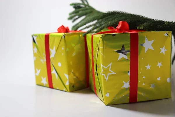Boîte Cadeau Noël Gros Plan Avec Feuille Sur Fond Blanc — Photo