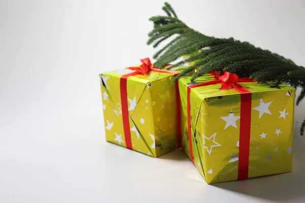 Boîte Cadeau Noël Gros Plan Avec Feuille Sur Fond Blanc — Photo