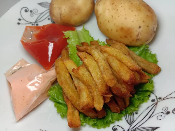 Batatas Fritas Caldo Com Molho Batata Alface Prato — Fotografia de Stock