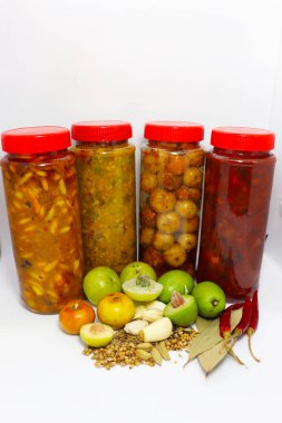 Ürün ve baharatla kavanozda çoklu turşu