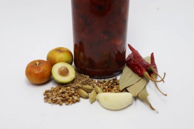 Kavanozda baharatlı Jujube turşusu.