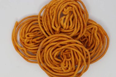 Bangladeş leziz sarı renkli kızarmış yiyecekler beyaz arka planda