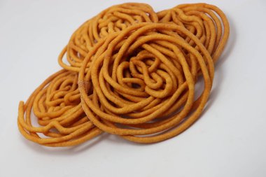 Bangladeş leziz sarı renkli kızarmış yiyecekler beyaz arka planda