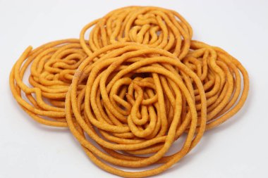 Bangladeş leziz sarı renkli kızarmış yiyecekler beyaz arka planda