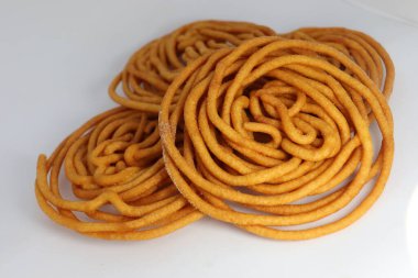 Bangladeş leziz sarı renkli kızarmış yiyecekler beyaz arka planda