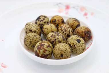 Lezzetli kuş yumurtası kasede yenir.