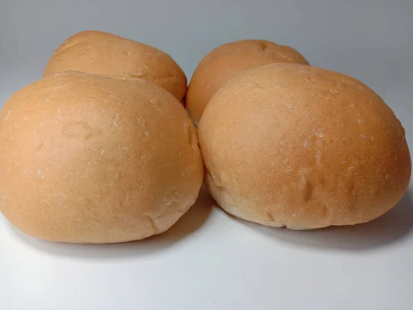 白背景的美味健康面包 — 图库照片
