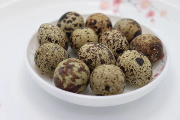 Leckere Vogelei Brühe Auf Schüssel Zum Essen — Stockfoto