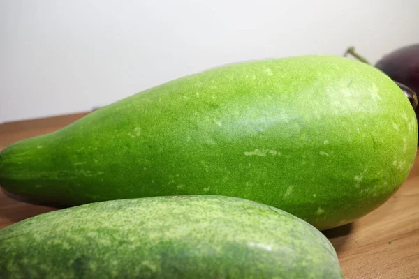 市場に出回っている緑の新鮮で健康的な野菜の在庫 — ストック写真