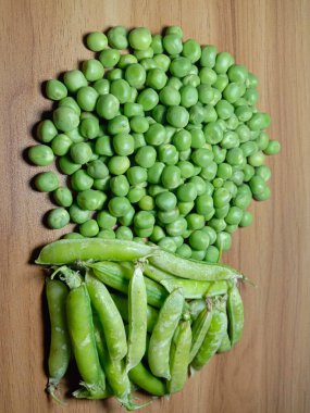 Lezzetli ve sağlıklı. Ahşap masada Pisum sativum stoku.