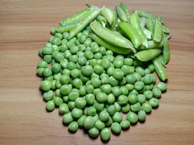 Lezzetli ve sağlıklı. Ahşap masada Pisum sativum stoku.
