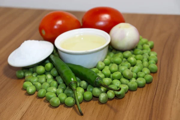 Saboroso Saudável Pisum Sativum Estoque Com Tomate Especiarias Mesa Madeira — Fotografia de Stock