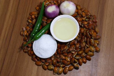 Sağlıklı Edamame tohumları ahşap masa üzerinde baharat stoku