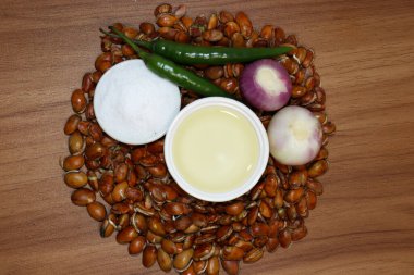 Sağlıklı Edamame tohumları ahşap masa üzerinde baharat stoku