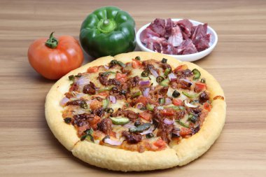 Pizza günü için baharatlı ve lezzetli bir pizza.
