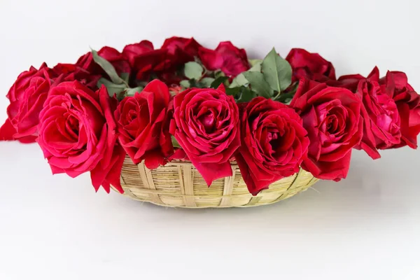 Rote Rosenbrühe Mit Blatt Auf Bambuskorb Für Valentin — Stockfoto