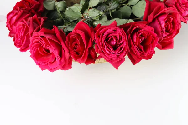 Rote Rosenbrühe Mit Blatt Auf Bambuskorb Für Valentin — Stockfoto