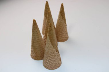 Gri arka planda lezzetli dondurma külahı stoku