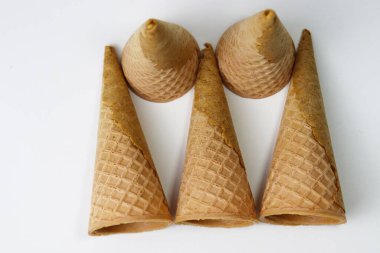 Gri arka planda lezzetli dondurma külahı stoku