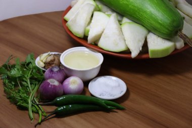 Şişe koruyucusu baharatlı tabakta stok dilimi